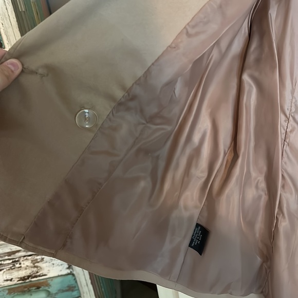 Medium tan Révue blazer with an adjustable belt. - Picture 5 of 6